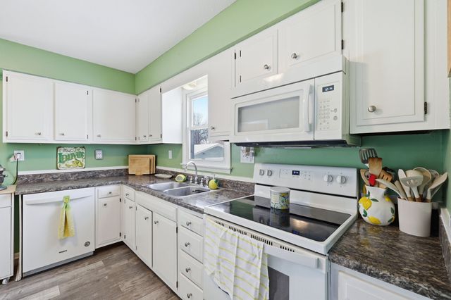 2404 E 37th Court, Des Moines, IA 50317