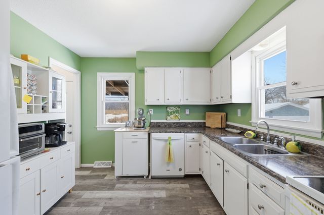 2404 E 37th Court, Des Moines, IA 50317