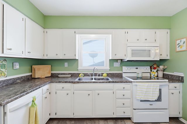 2404 E 37th Court, Des Moines, IA 50317