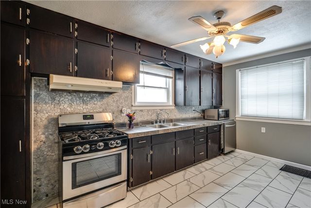 377 Hillsdale Avenue, Barberton, OH 44203