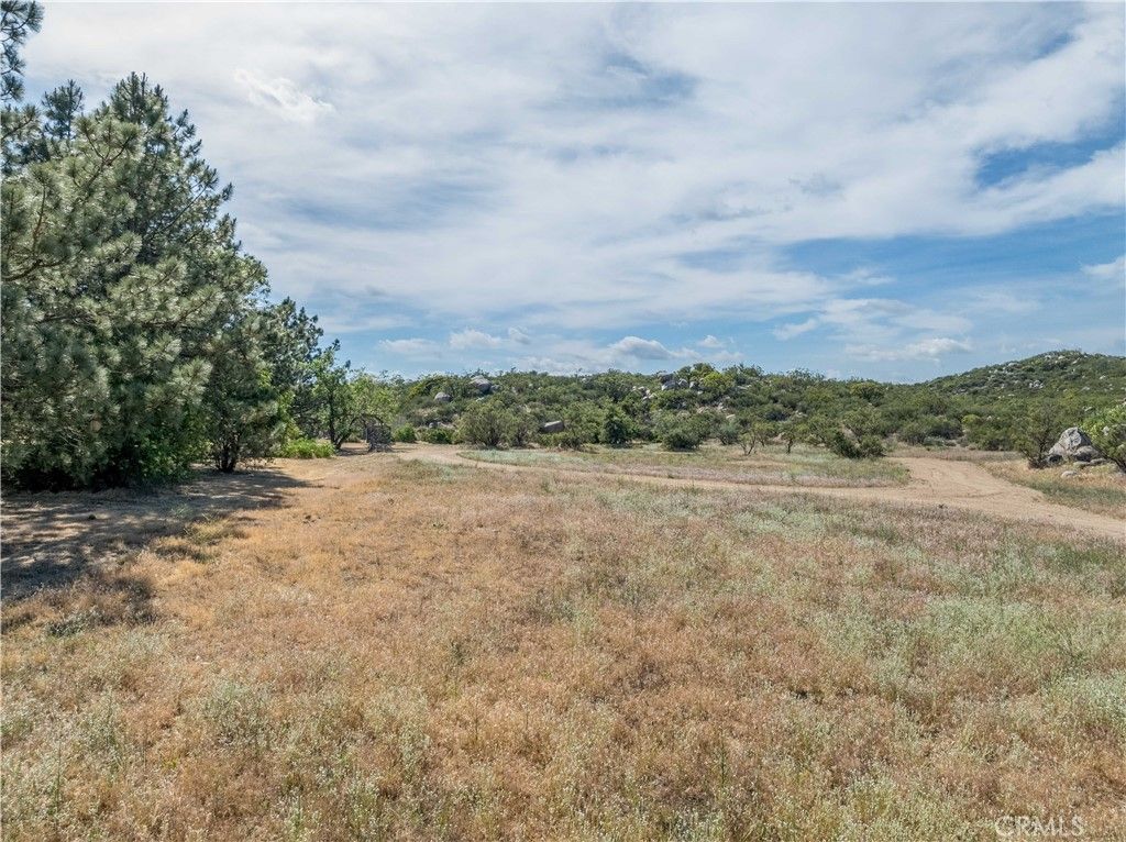 Image 2 of property listing at 46 Lakeshore Boulevard, Aguanga, CA 92536