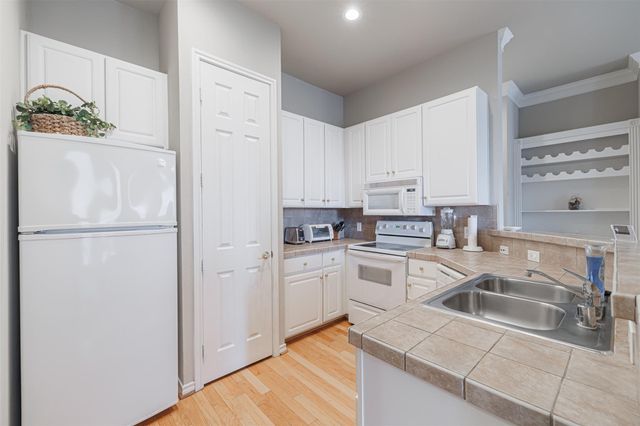 2400 Mccue Road 202, Houston, TX 77056