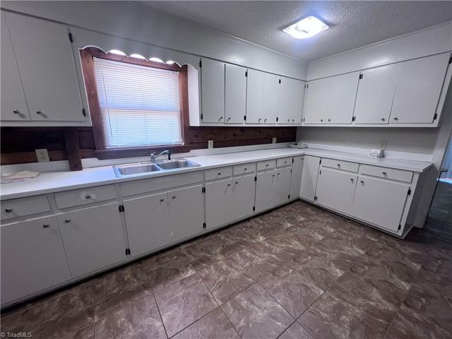 5875 Groometown Road, High Point, NC 27263