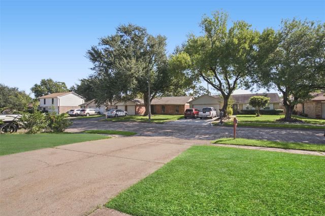 1323 Castle Glen Drive, Houston, TX 77015