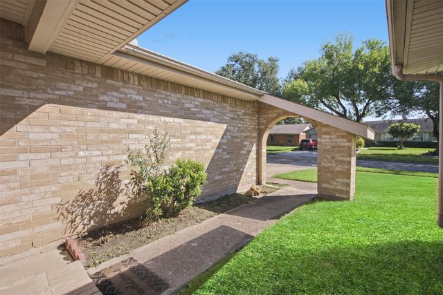 1323 Castle Glen Drive, Houston, TX 77015