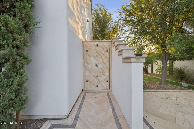 2748 E WARBLER Road, Gilbert, AZ 85297