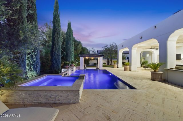 2748 E WARBLER Road, Gilbert, AZ 85297