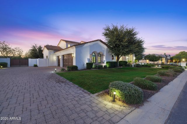 2748 E WARBLER Road, Gilbert, AZ 85297