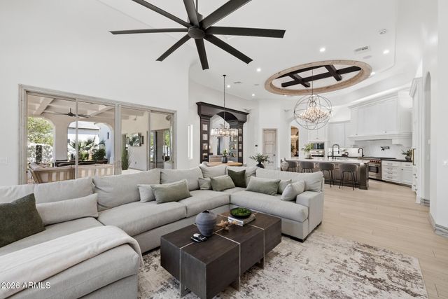 2748 E WARBLER Road, Gilbert, AZ 85297