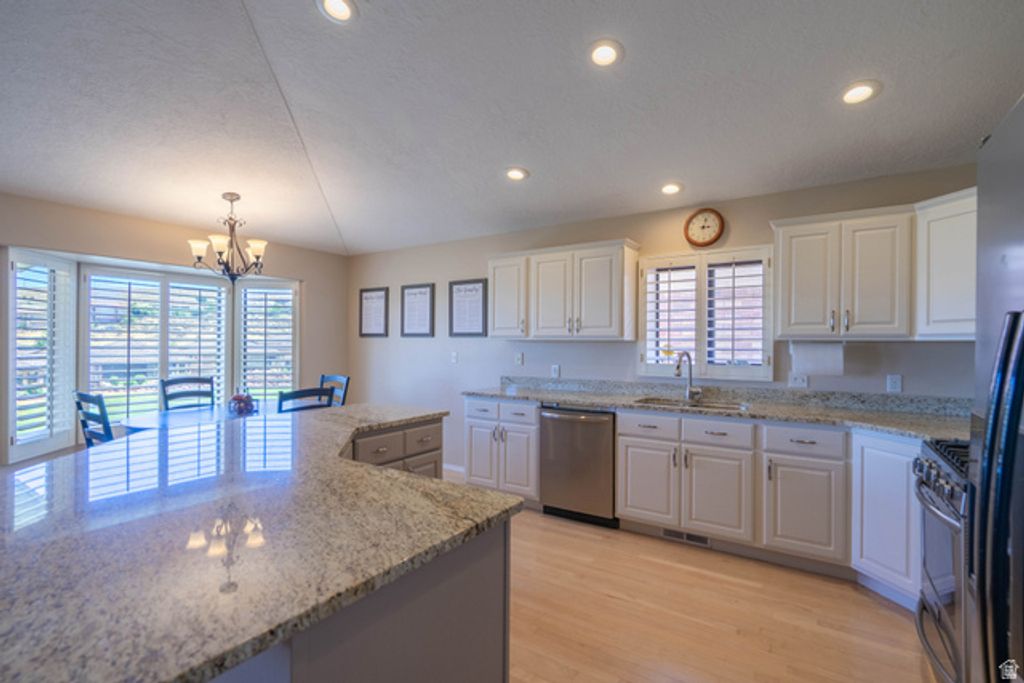Image 10 of property listing at 2145 S LEGACY DR, St. George, UT 84770