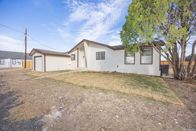 523A Rossville, Devine, TX 78016