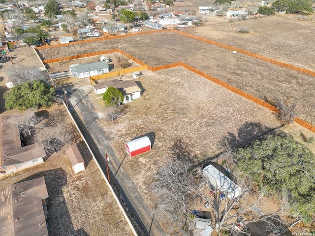 523A Rossville, Devine, TX 78016