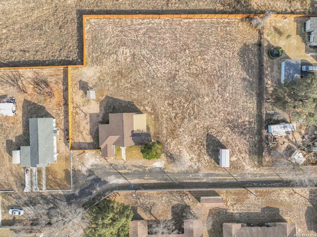 523A Rossville, Devine, TX 78016