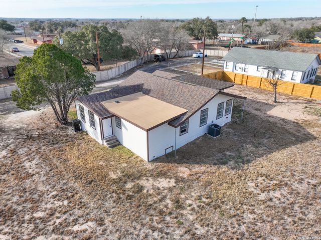 523A Rossville, Devine, TX 78016