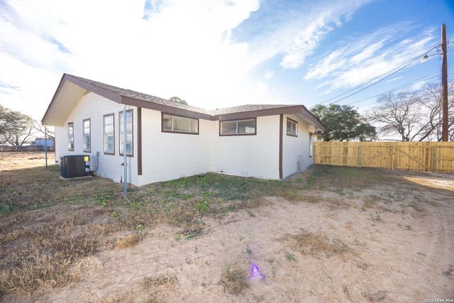 523A Rossville, Devine, TX 78016