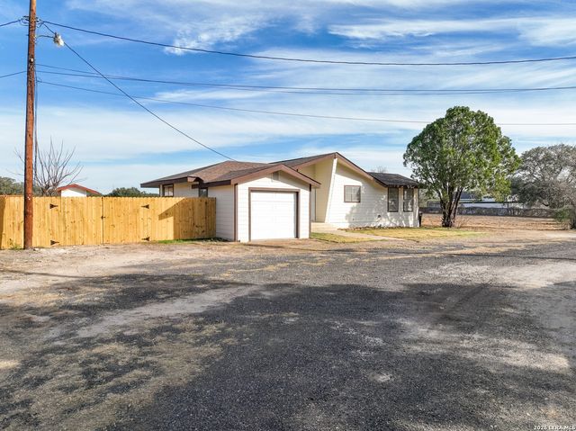 523A Rossville, Devine, TX 78016