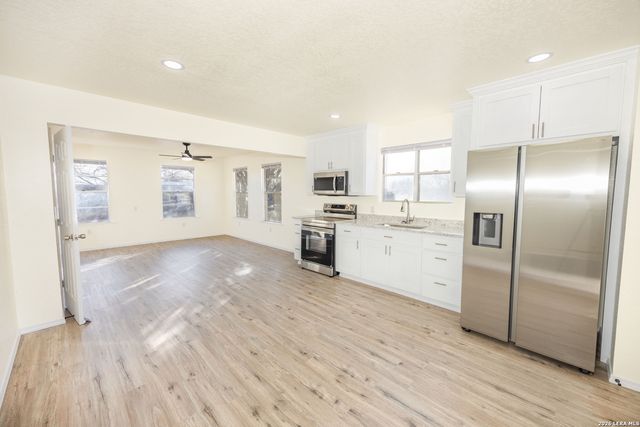 523A Rossville, Devine, TX 78016