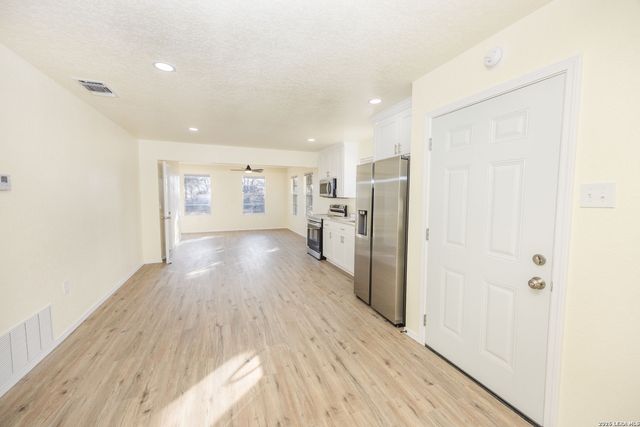 523A Rossville, Devine, TX 78016