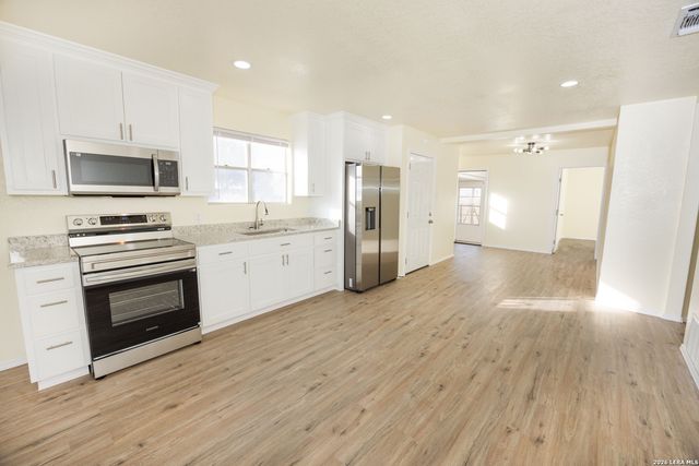 523A Rossville, Devine, TX 78016