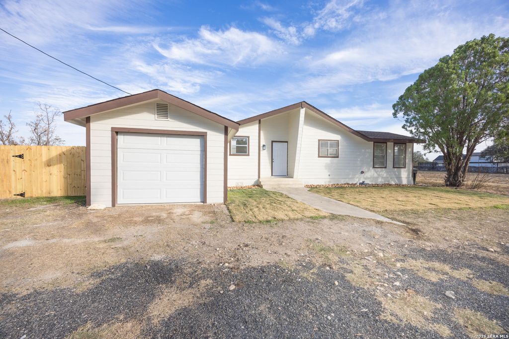 523A Rossville, Devine, TX 78016