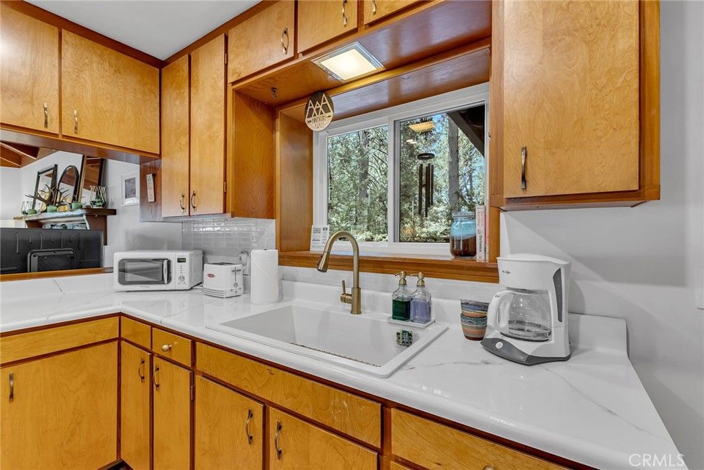 Image 16 of property listing at 25145 Marion Ridge, Idyllwild, CA 92549