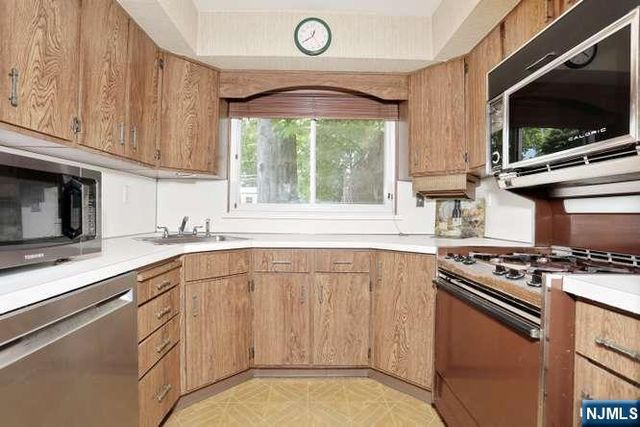 65 Haven Avenue, Bergenfield, NJ 07621