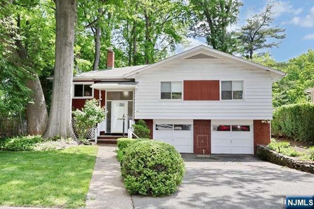 65 Haven Avenue, Bergenfield, NJ 07621