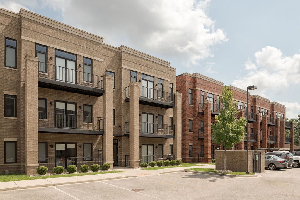 8469 GRAND Avenue 204, River Grove, IL 60171