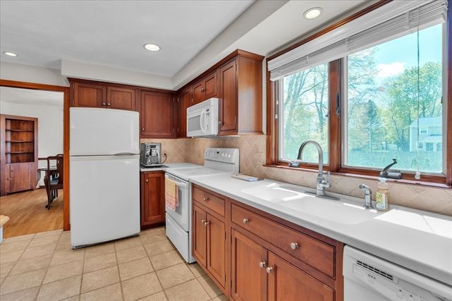 21 Edgewood Road, Seekonk, MA 02771