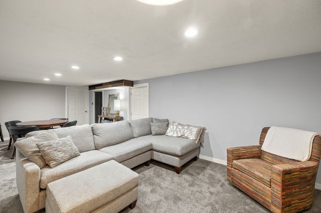 3913 65th Street, Urbandale, IA 50322