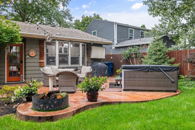 3913 65th Street, Urbandale, IA 50322