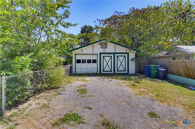 924 Lake Drive, Seguin, TX 78155
