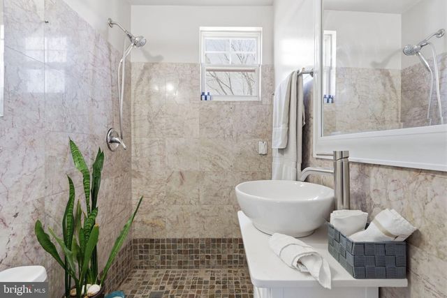 1111 KENT LN, Philadelphia, PA 19115