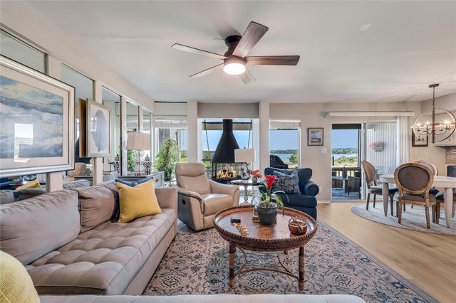 239 VENTURE BLVD S, Point Venture, TX 78645