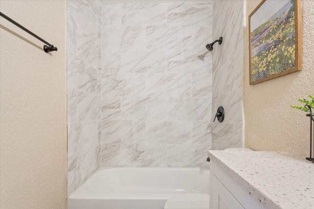 329 Applewood Lane, Hewitt, TX 76643