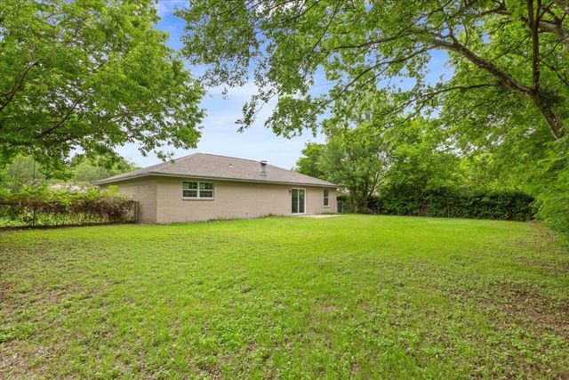 329 Applewood Lane, Hewitt, TX 76643