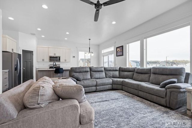 4322 N Hemingway Avenue, Idaho Falls, ID 83401