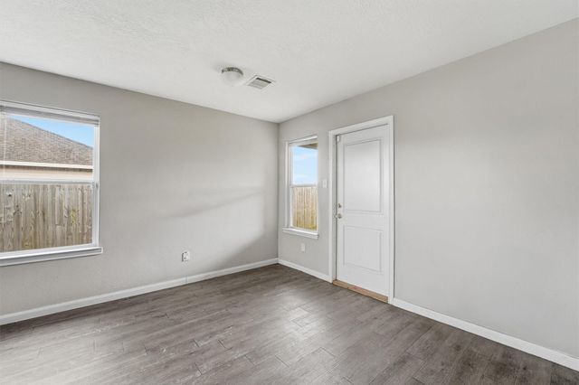 47 Road 5103, Cleveland, TX 77327