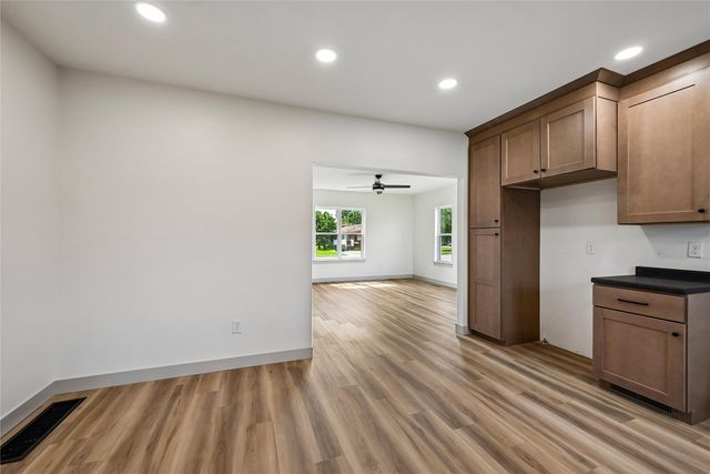 615 7th Avenue, Belle Plaine, IA 52208