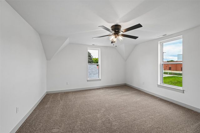 615 7th Avenue, Belle Plaine, IA 52208