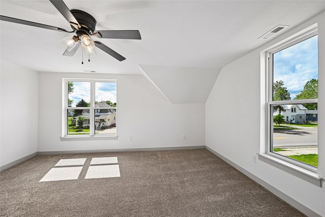 615 7th Avenue, Belle Plaine, IA 52208
