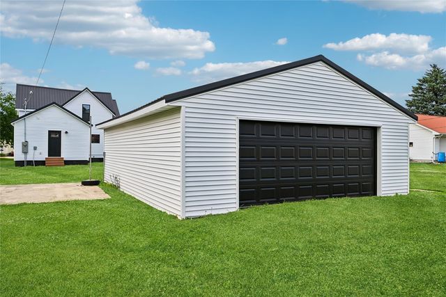 615 7th Avenue, Belle Plaine, IA 52208