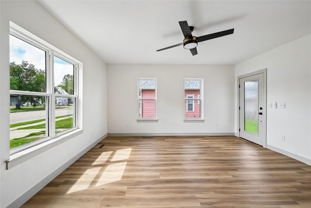 615 7th Avenue, Belle Plaine, IA 52208