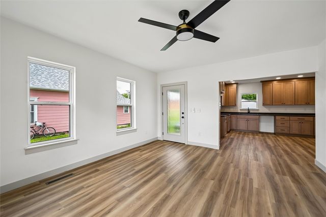 615 7th Avenue, Belle Plaine, IA 52208