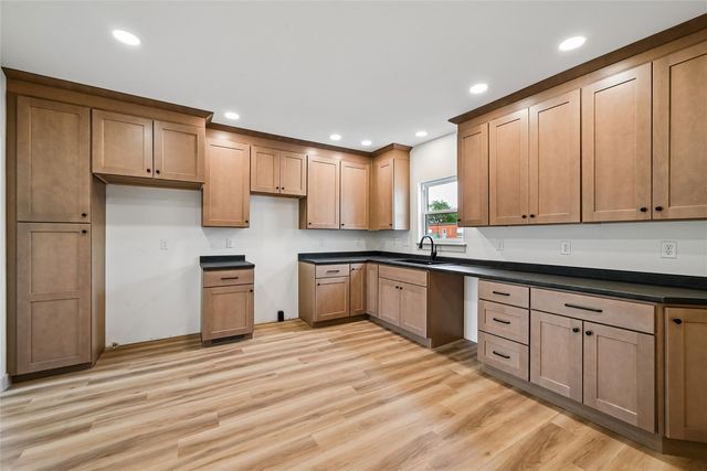 615 7th Avenue, Belle Plaine, IA 52208