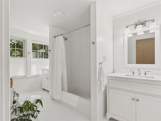 33 E 53rd Terrace, Kansas City, MO 64112
