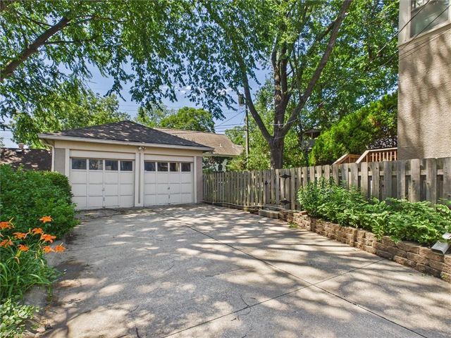 33 E 53rd Terrace, Kansas City, MO 64112