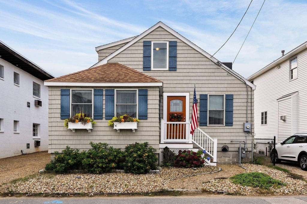 27 Hobson Avenue, Hampton, NH 03842