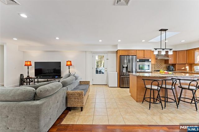 4 Harlow Crescent, Fair Lawn, NJ 07410