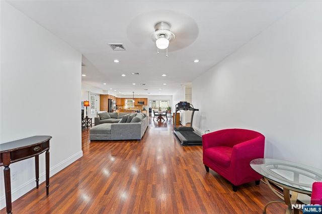 4 Harlow Crescent, Fair Lawn, NJ 07410